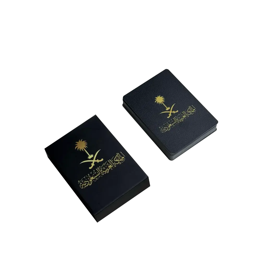 ورقة لعب اللون الاسود (54 ورقة لعب بحجم بوكر) مصنوعة من 100% بلاستيك مقاوم للماء والكسر، مثالية لجلسات البلوت والبوكر والجلسات الممتعة مع الأصدقاء. 