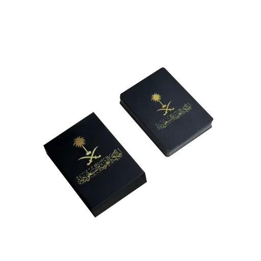 ورقة لعب اللون الاسود (54 ورقة لعب بحجم بوكر) مصنوعة من 100% بلاستيك مقاوم للماء والكسر، مثالية لجلسات البلوت والبوكر والجلسات الممتعة مع الأصدقاء. 